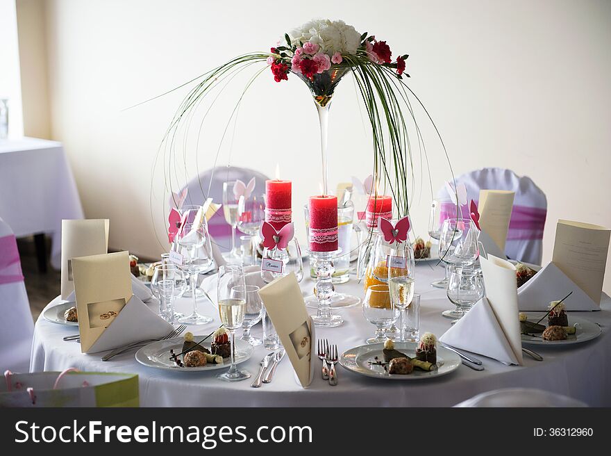 Table decorated with pink elements at the restaurant