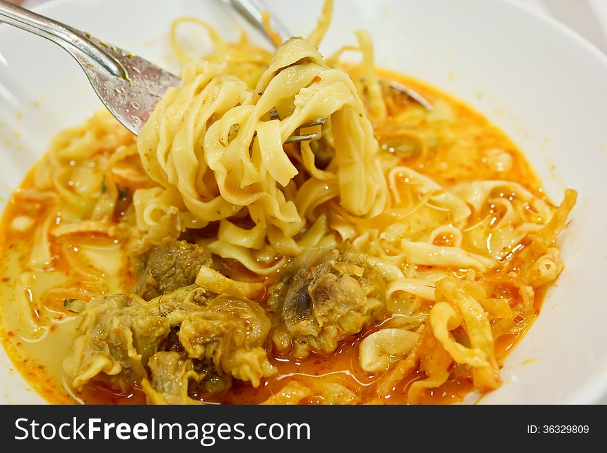 Egg Noodle In Chicken Curry