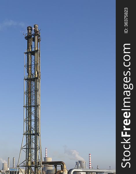 Tower for evacuation of burned gases from an oil and gas refinery. Tower for evacuation of burned gases from an oil and gas refinery
