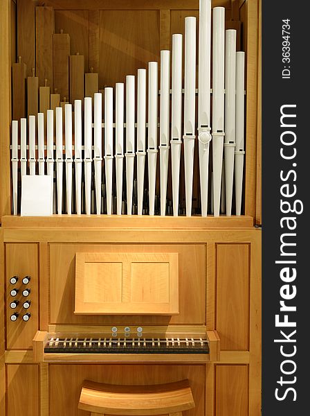 Beautiful wooden organ. The pipes are made of white German porcelain, chinese. Beautiful wooden organ. The pipes are made of white German porcelain, chinese.