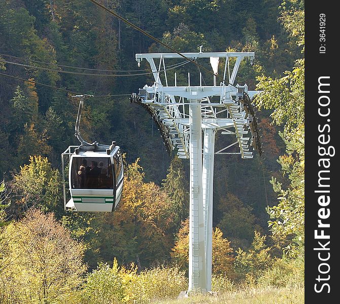 Cableway cabin passing under the support post