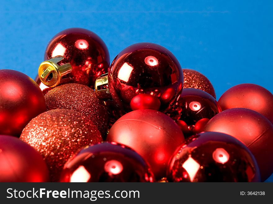 Shiny red christmas globes wallpaper. Shiny red christmas globes wallpaper