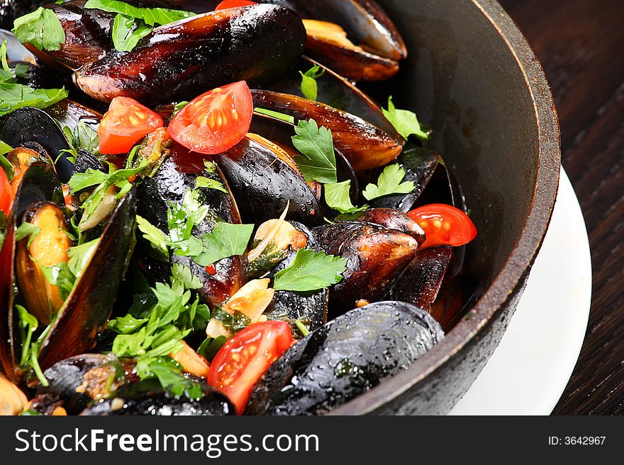 Mussel stew (ragout) on the frying pan