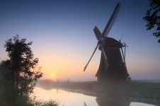 Windmill Sunrise Royalty Free Stock Images Windmill Sunrise Royalty Free Stock Images