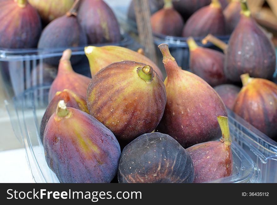 Market stand of fresh figs