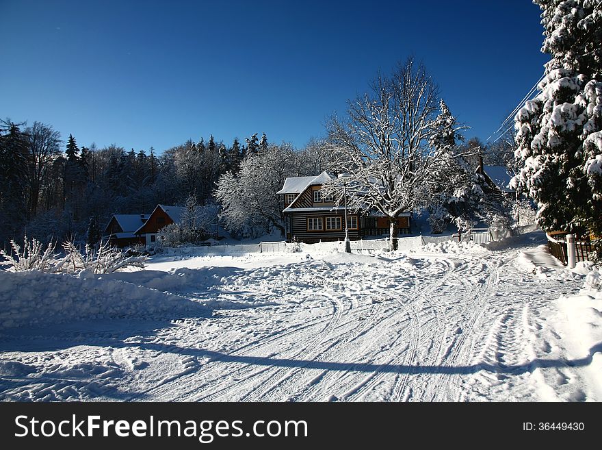 Retracting the winter road to the cottages in the countryside