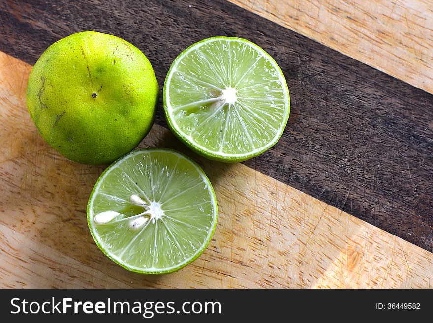 Prepare lime for cooking thai food