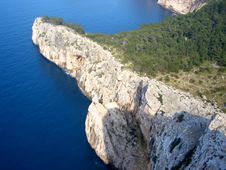 Cliff On Sea Royalty Free Stock Photography Cliff On Sea Royalty Free Stock Photography
