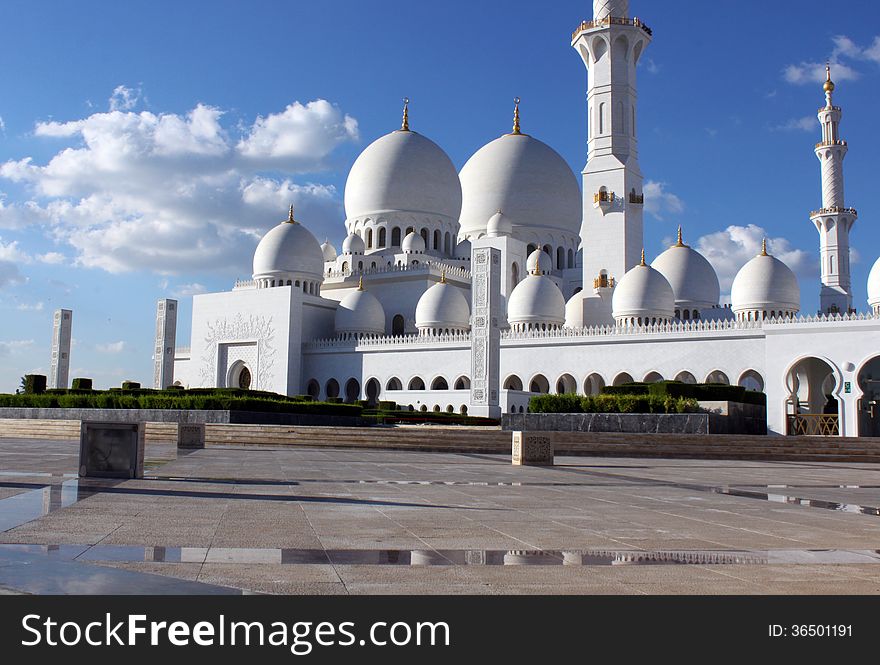 Side view of Grand Mosque in Abu Dhabi