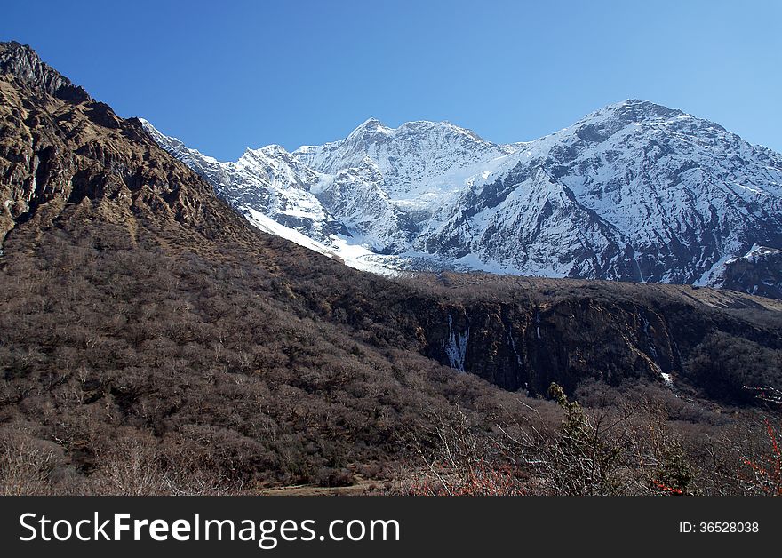 Mountains, snow-capped peaks. Himalaya, Nepal