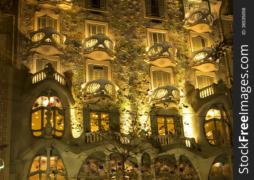People do not leave without attention to the Casa Batllo even when the Catalan capital dusk. People do not leave without attention to the Casa Batllo even when the Catalan capital dusk.
