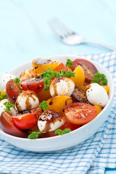 Bowl Of Salad With Mozzarella, Balsamic And Tomatoes Royalty Free Stock Photography Bowl Of Salad With Mozzarella, Balsamic And Tomatoes Royalty Free Stock Photography