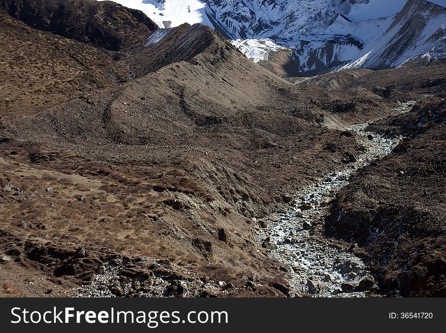 High mountains of the Himalayas, a lot of stones. Nepal, trekking rrugë rreth Manaslu