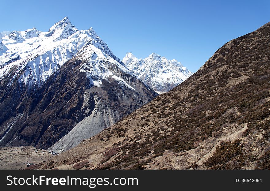 The mountains of Nepal, high, beautifully. Непал, trekking rrugë rreth Manaslu