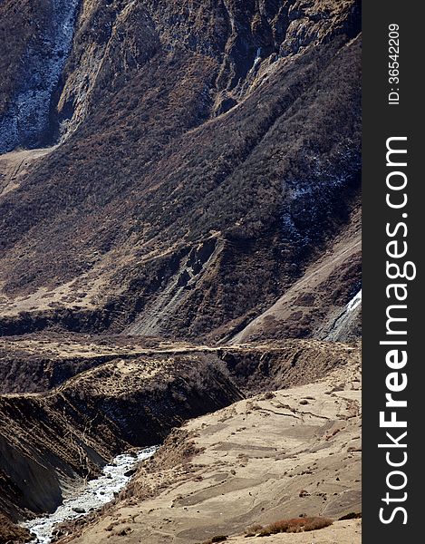 The channel of the river in the mountains of Nepal. Trekking rrugÃ« rreth Manaslu