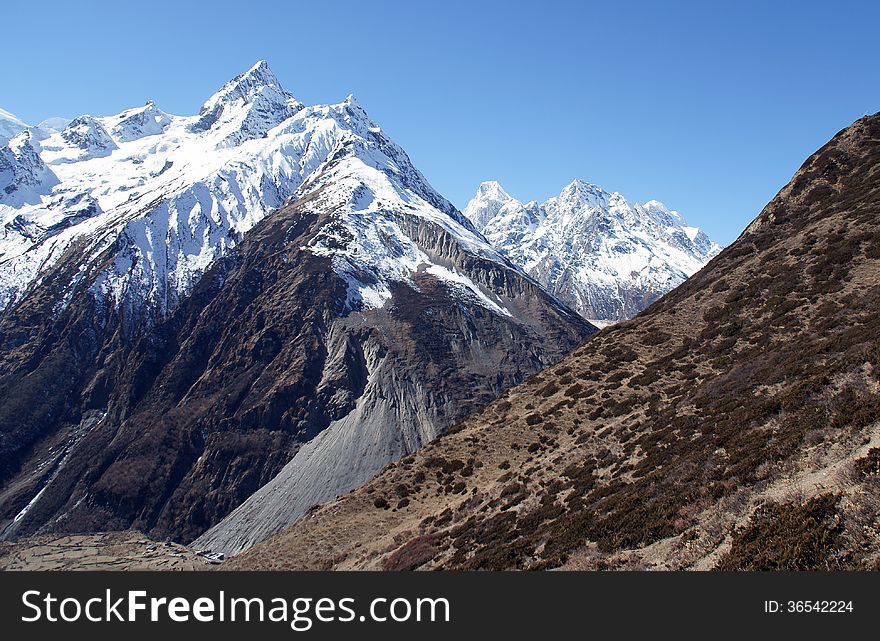 High mountains of Nepal. Trekking rrugÃ« rreth Manaslu