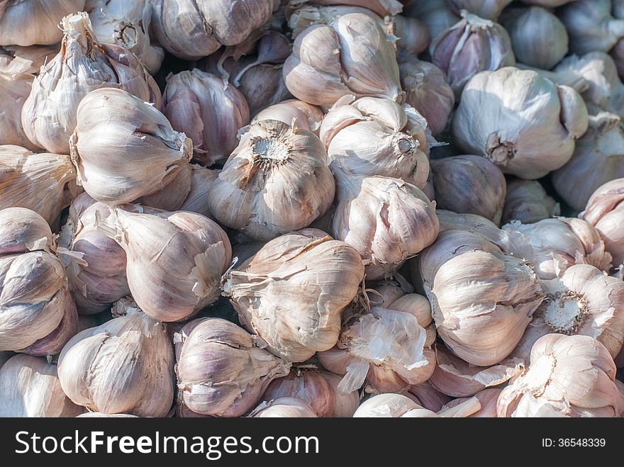 A close up of garlic.