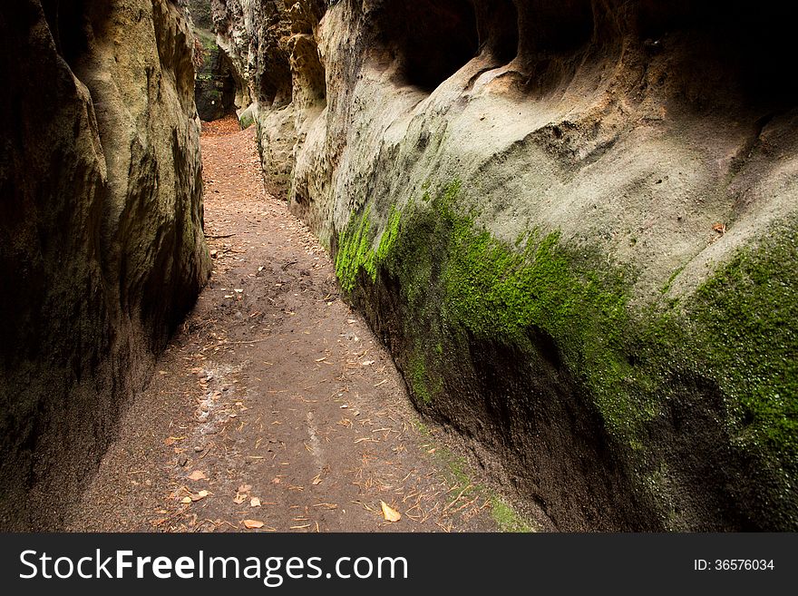 Path between two rocks, rock maze