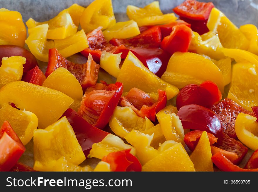 Mix red and yellow peppers cut into pieces and put into the pan. Mix red and yellow peppers cut into pieces and put into the pan.