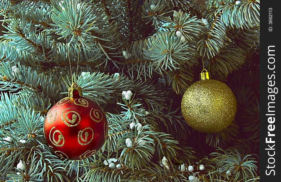 Red and golden balls on xmas tree