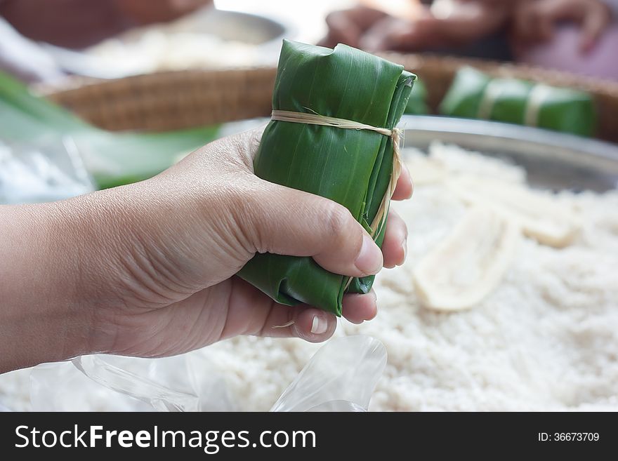 Glutinous rice, wrap with banana leaf in hand.