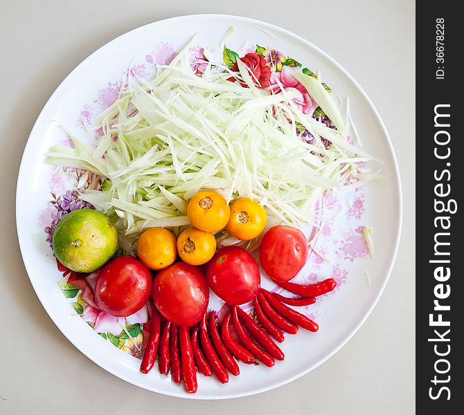 The dish with vegetables to cook som-tum papaya salad