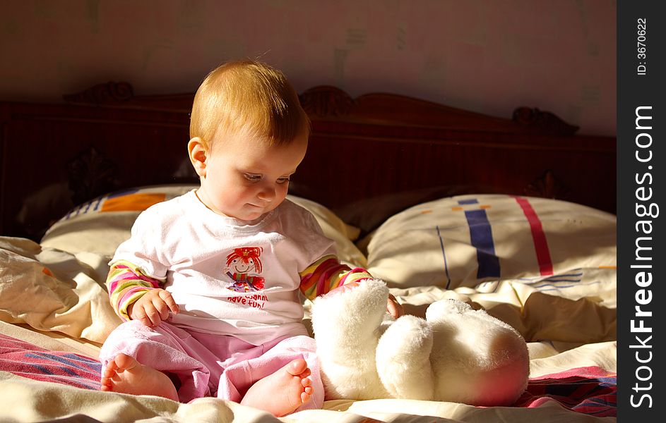 Little girl  play with wite bear