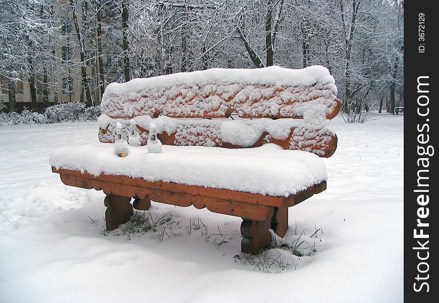 Beer on the snowy bench