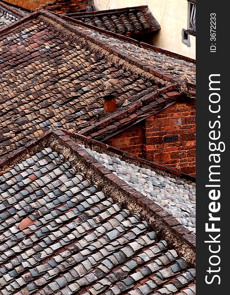 We can see the tile on the top of the old house. We can see the tile on the top of the old house