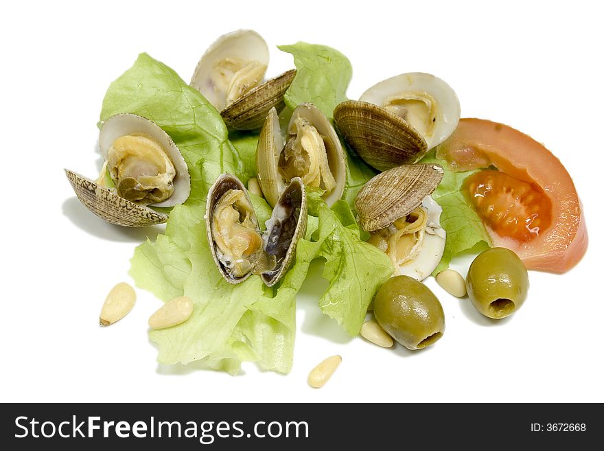 Plate of clams with salad, tomato, olive and pine nuts