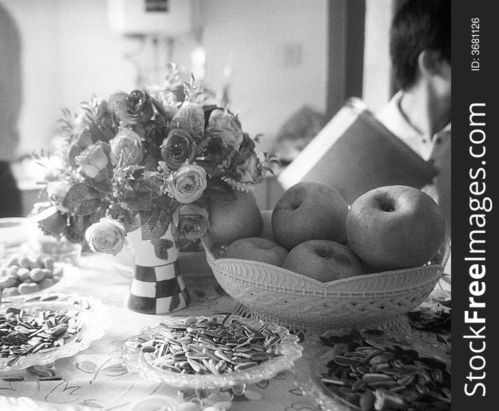 Flowers and apples on a dinner table. Shot in a Chinese wedding. Flowers and apples on a dinner table. Shot in a Chinese wedding.