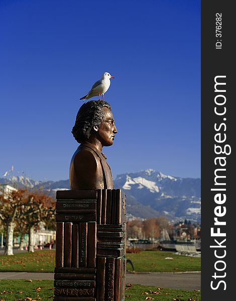 I observe the statue with the background when the bird arrived. I observe the statue with the background when the bird arrived