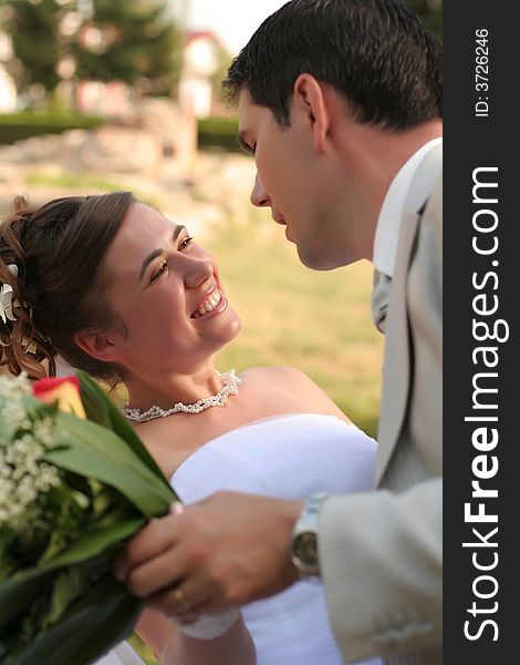 Young married couple posing in the wedding day