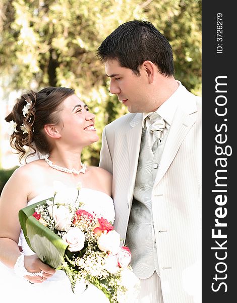 Young married couple posing in the wedding day