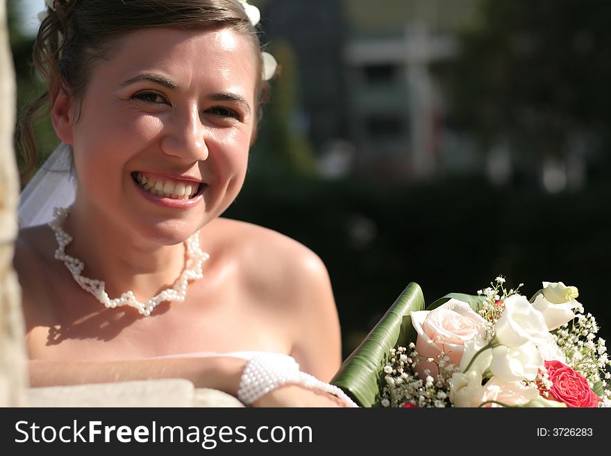 Young bride posing in the wedding day