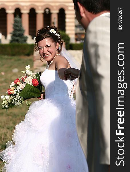 Young bride posing in the wedding day