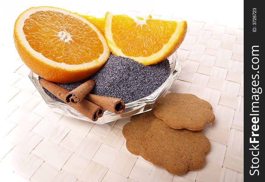 Poppy in the bowl, oranges and cinnamon