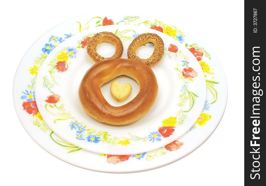 Bagel and dryings on two dishes, symbolic image of bear-cub, with a heart from a thin captain. Bagel and dryings on two dishes, symbolic image of bear-cub, with a heart from a thin captain.