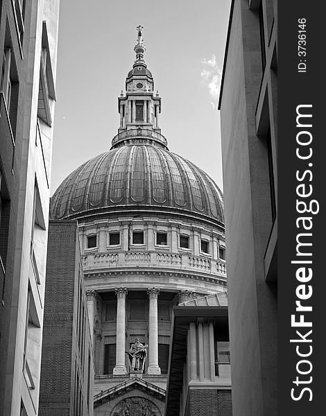 The famous st Paul's cathedral in London