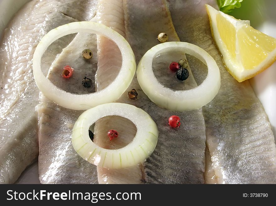 Arranged herrings with lemon and onion rings