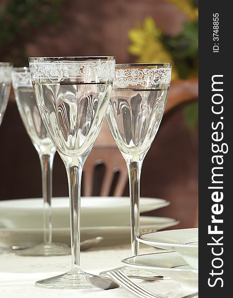 Two crystal glasses and table complements. Two crystal glasses and table complements