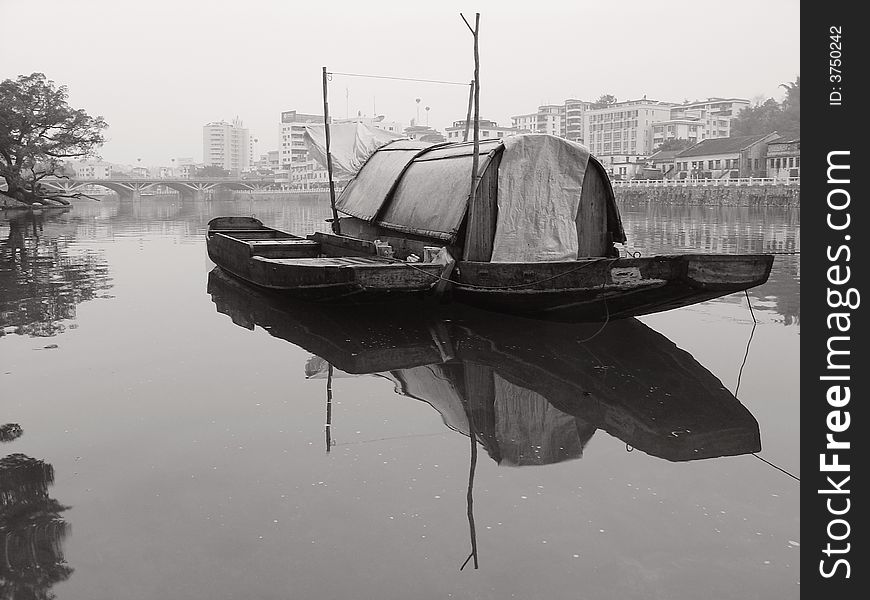 In the silent morning, the boat is on the river. In the silent morning, the boat is on the river.