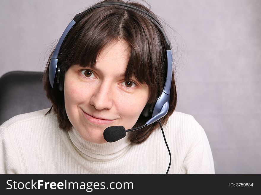 The smiling call service agent