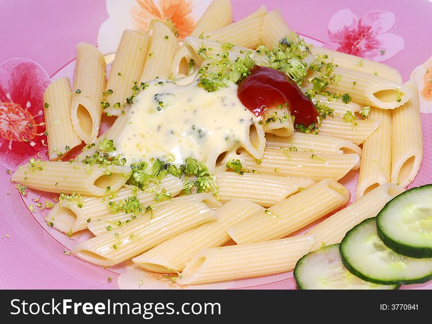 Image of pasta on pink plate