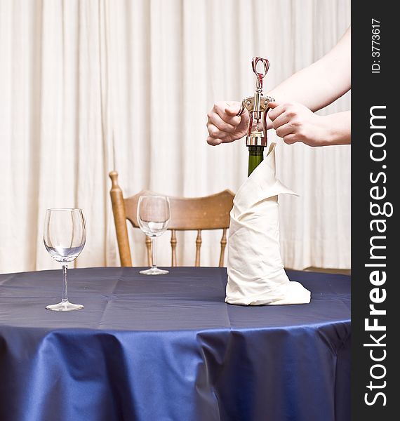 Opening a bottle of wine (restaurant scene)