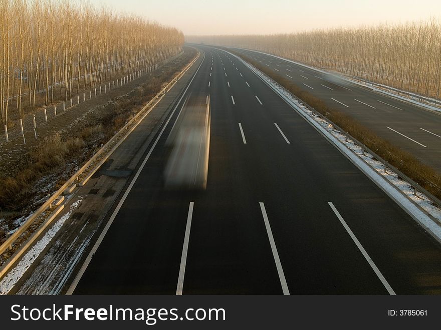 Vehicles are moving on expressway rapidly.The level of Chinese construction of expressway is higher in recent years. Vehicles are moving on expressway rapidly.The level of Chinese construction of expressway is higher in recent years.