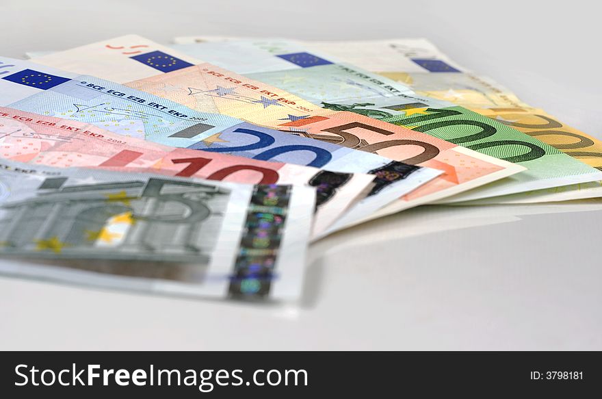 Spread of Euro banknotes