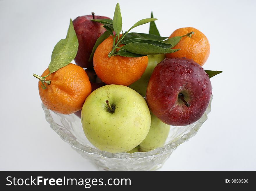 Fresh fruits of the seasons: apples and mandarins