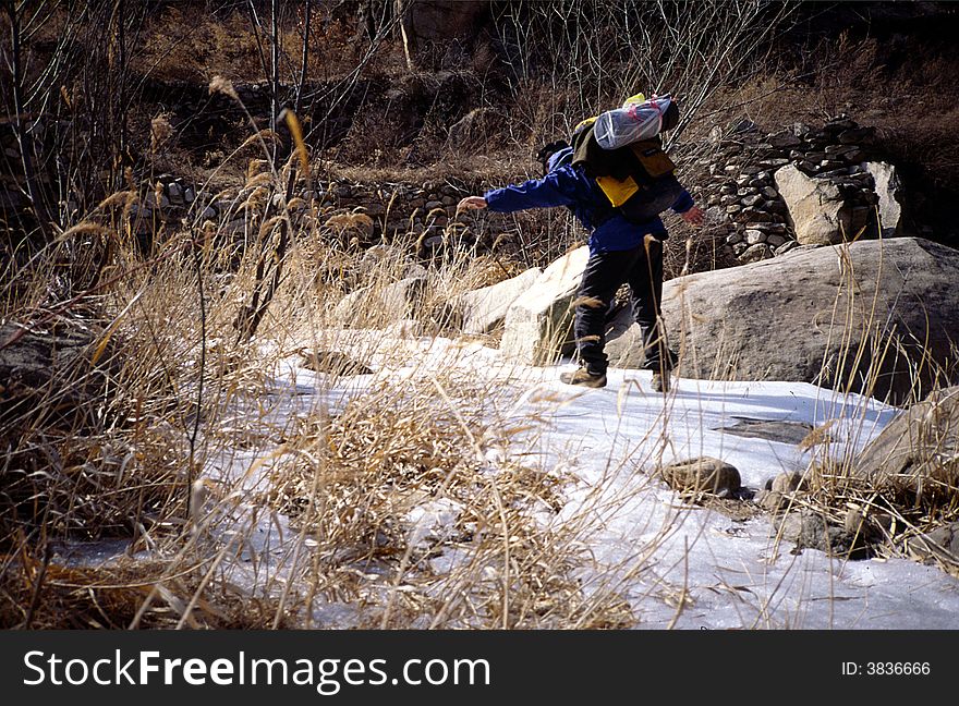 A hiker was walking on the ice.Hebei province,China.
