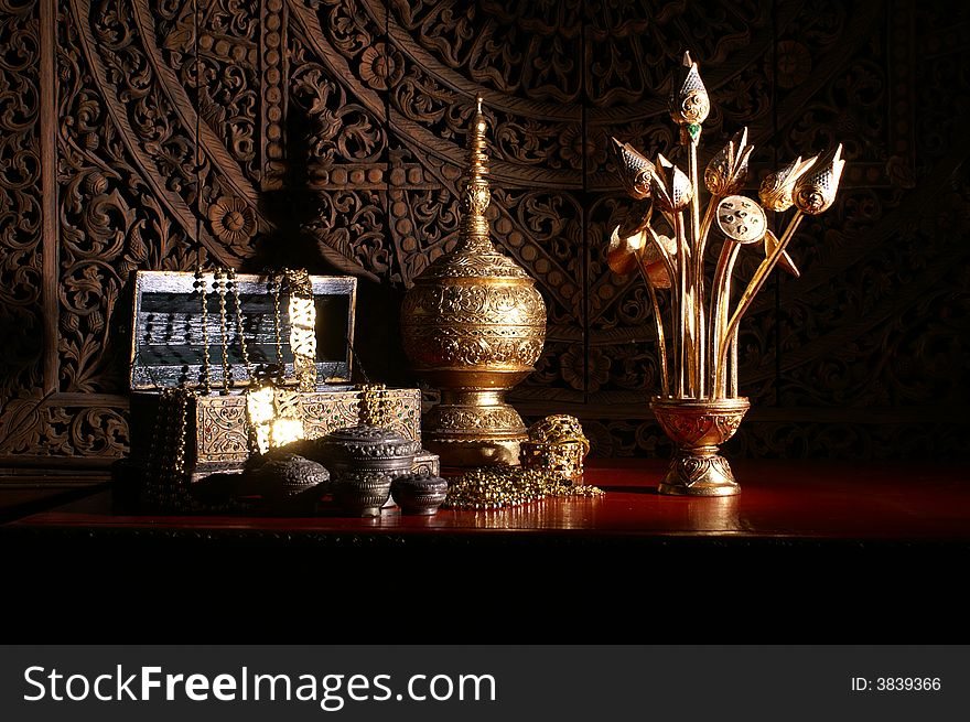 Golden treasure set for richness